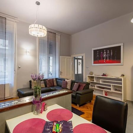 Lovely Purplish Apartment Heart Of The City Boedapest Buitenkant foto