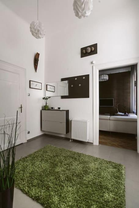 Lovely Purplish Apartment Heart Of The City Boedapest Buitenkant foto