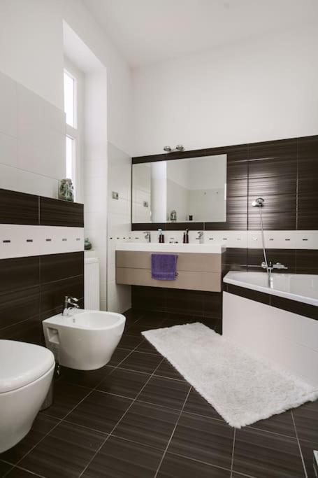 Lovely Purplish Apartment Heart Of The City Boedapest Buitenkant foto