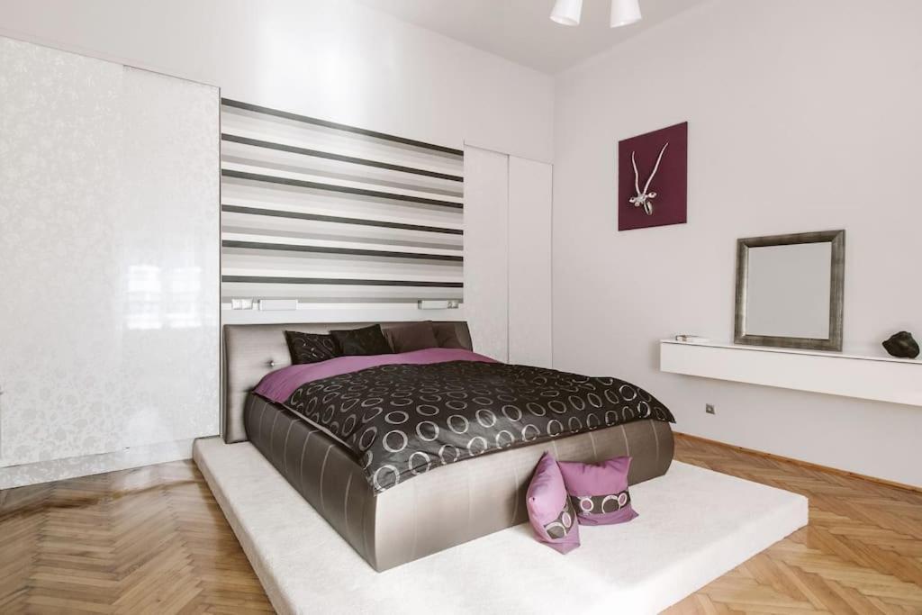 Lovely Purplish Apartment Heart Of The City Boedapest Buitenkant foto
