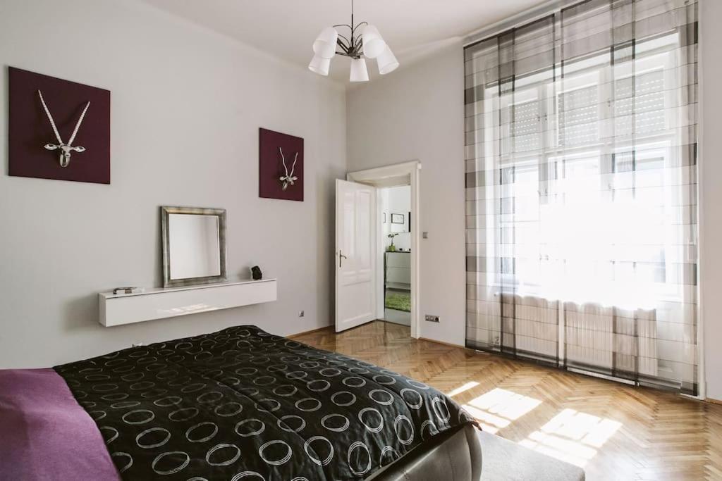 Lovely Purplish Apartment Heart Of The City Boedapest Buitenkant foto