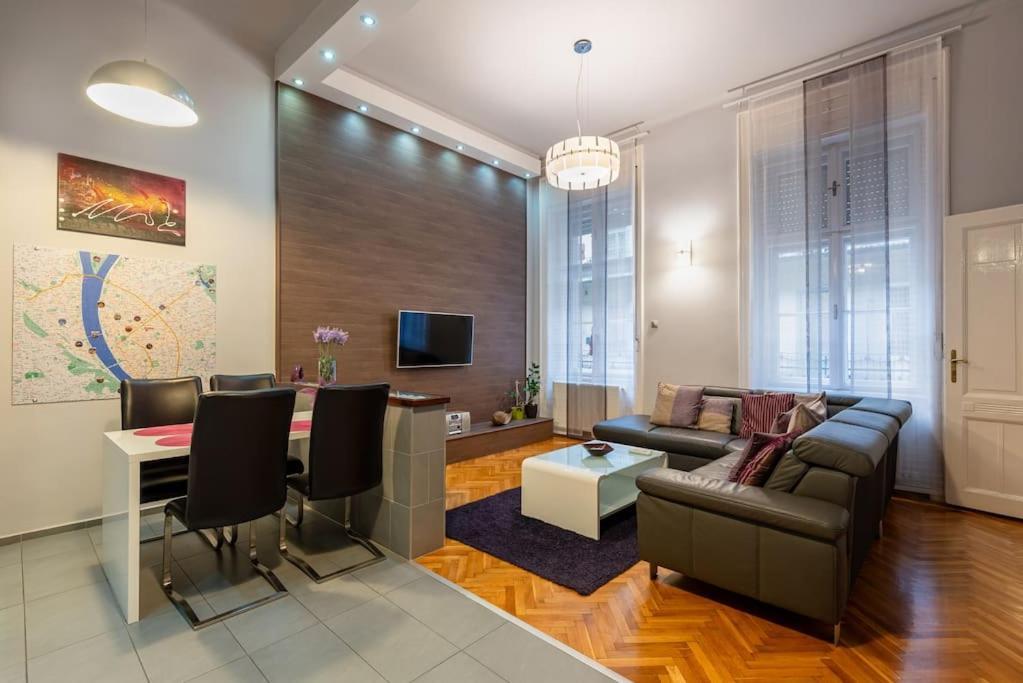 Lovely Purplish Apartment Heart Of The City Boedapest Buitenkant foto